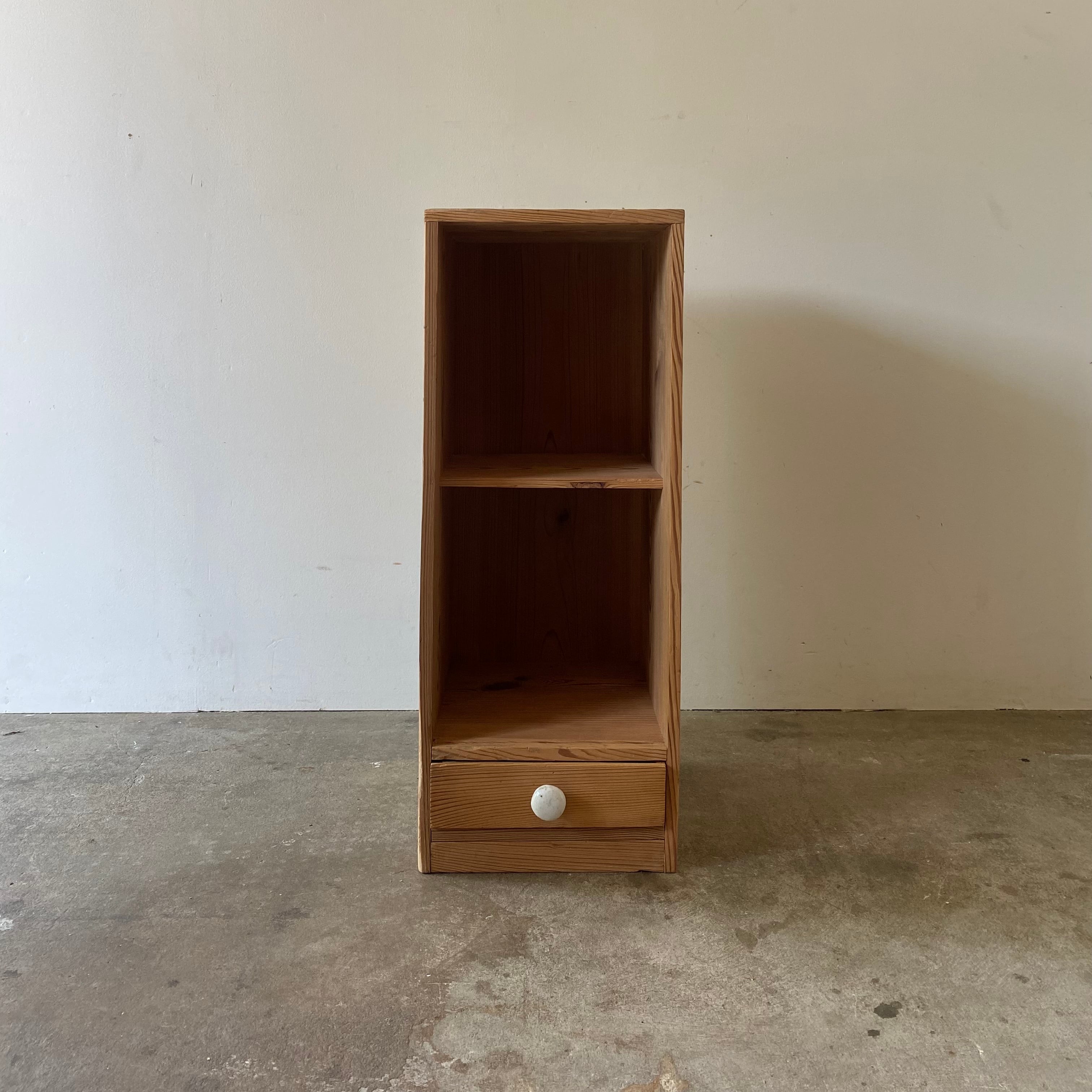 引き出しつきの収納棚　0954