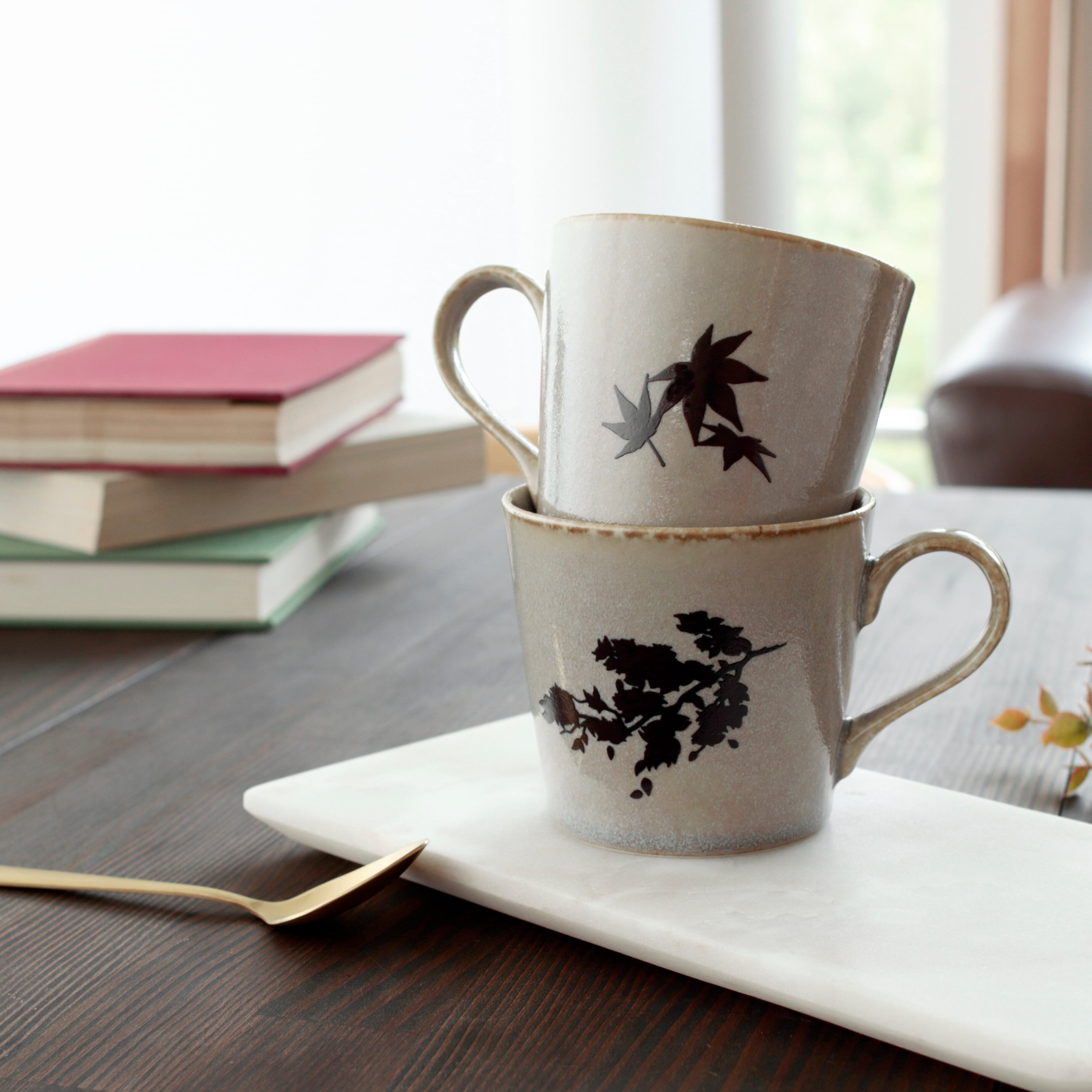 Hm 0102 温感マグ 桜 表 紅葉 裏 灰うのふ 窯変マグカップ 丸モロゴ入1個箱 温感 マグカップ 春 桜 秋 紅葉 温度で変化 コーヒー インスタ映え 贈り物 プレゼント 丸モ高木陶器 オンラインショップ 温度をデザインに