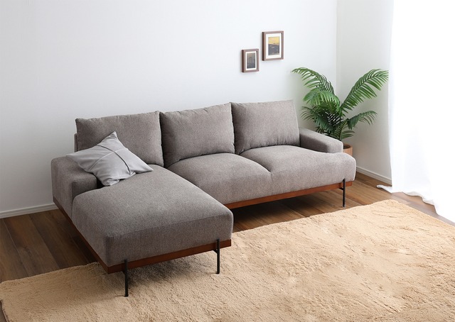 スチール脚がスタイリッシュな3人掛けカウチソファ