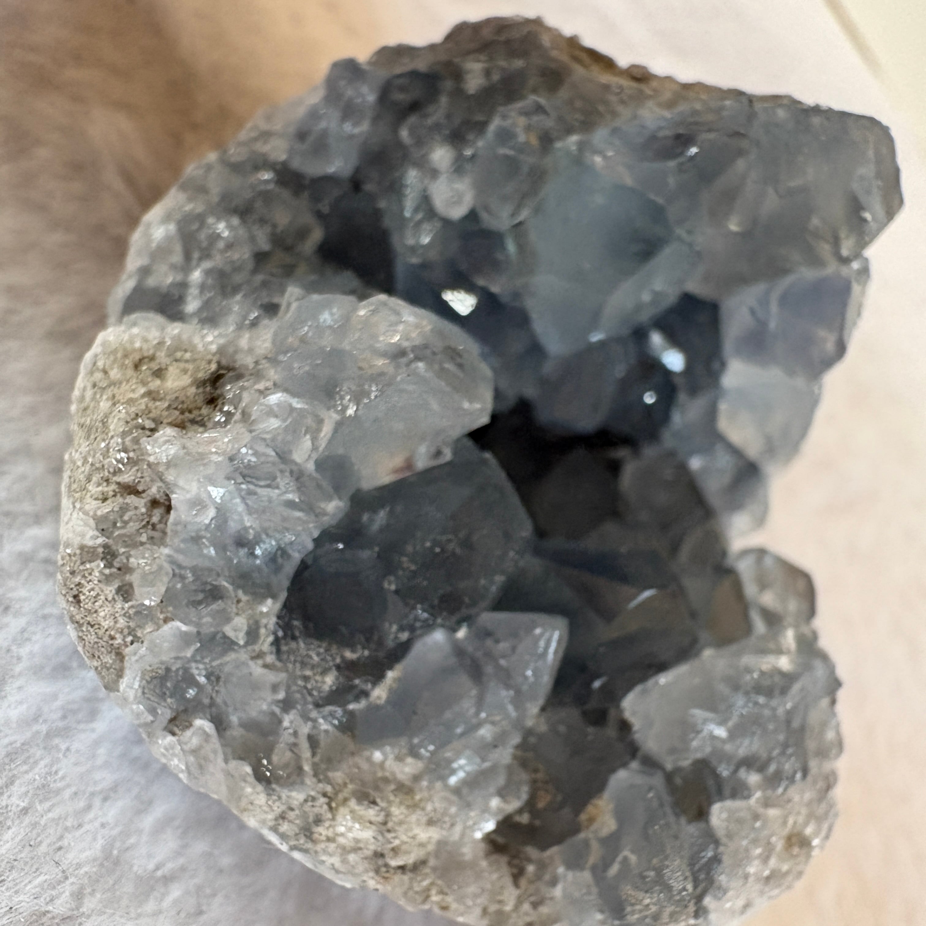 ①マダガスカル産 セレスタイト原石｜濃い青色と明瞭結晶・5.5×6×3.8cm