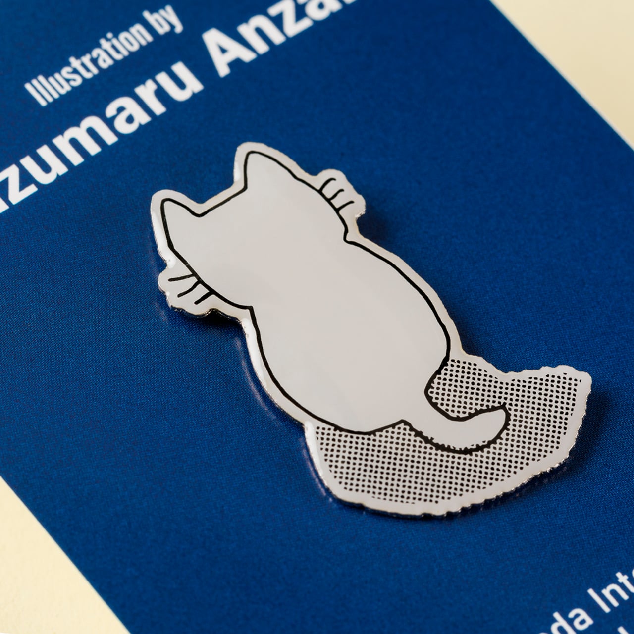 安西水丸 ピンバッジ ネコ（背中） | WIHL SHOP 早稲田大学国際文学館