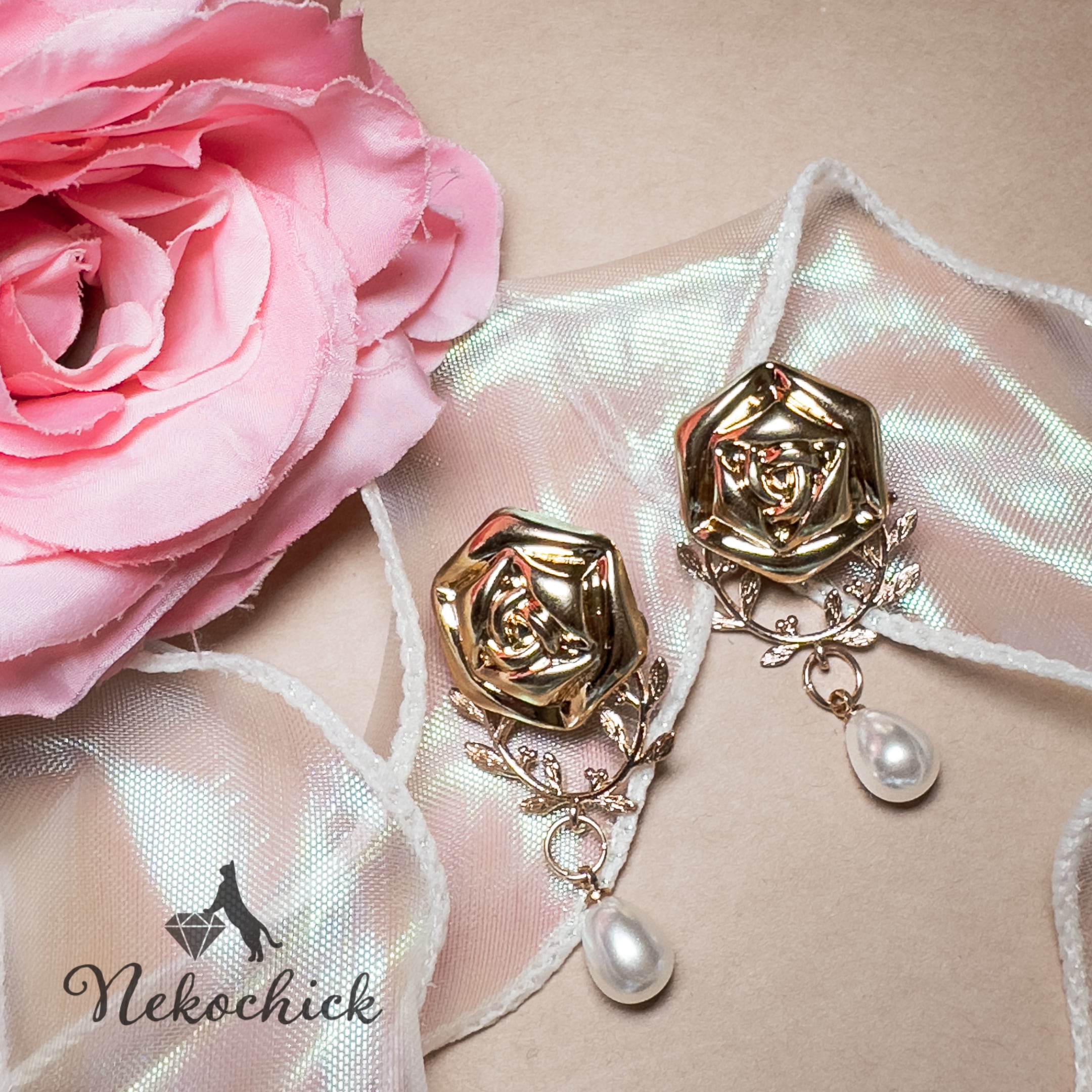薔薇とパールのピアス | ハンドメイドアクセサリーのお店【Nekochick】 