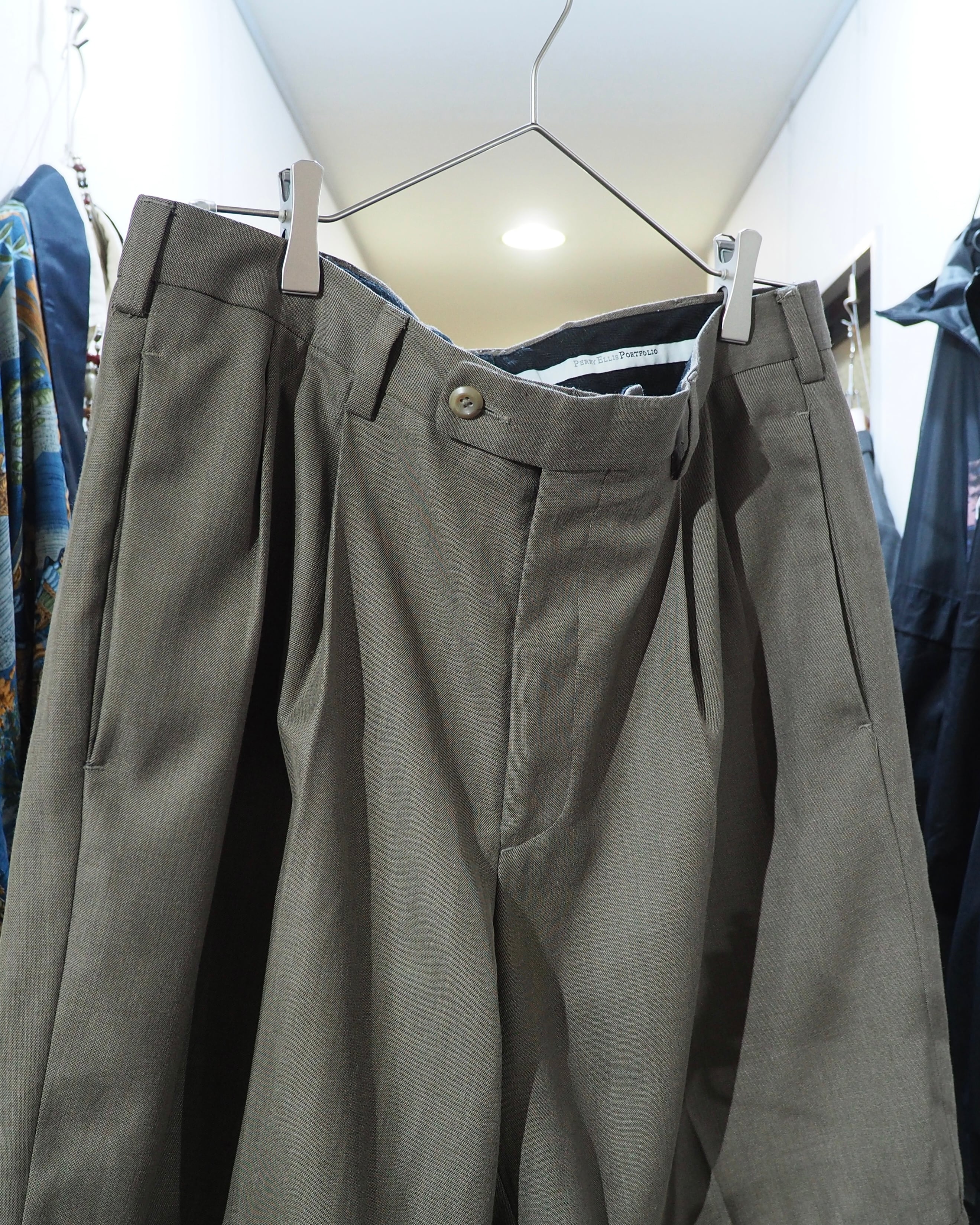 ” Perry Ellis ” Two tuck Wide slacks Shorts