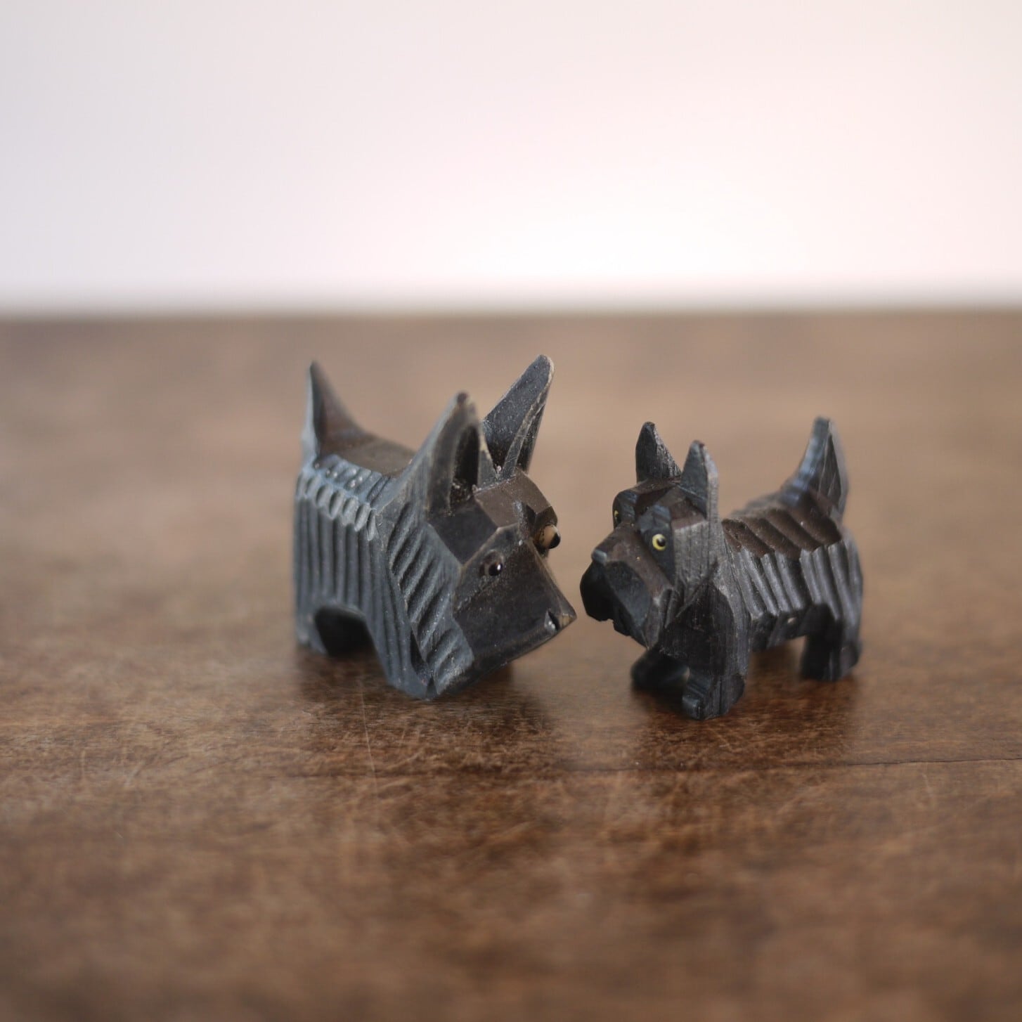 木彫りのスコティッシュテリアの親子 ドイツ