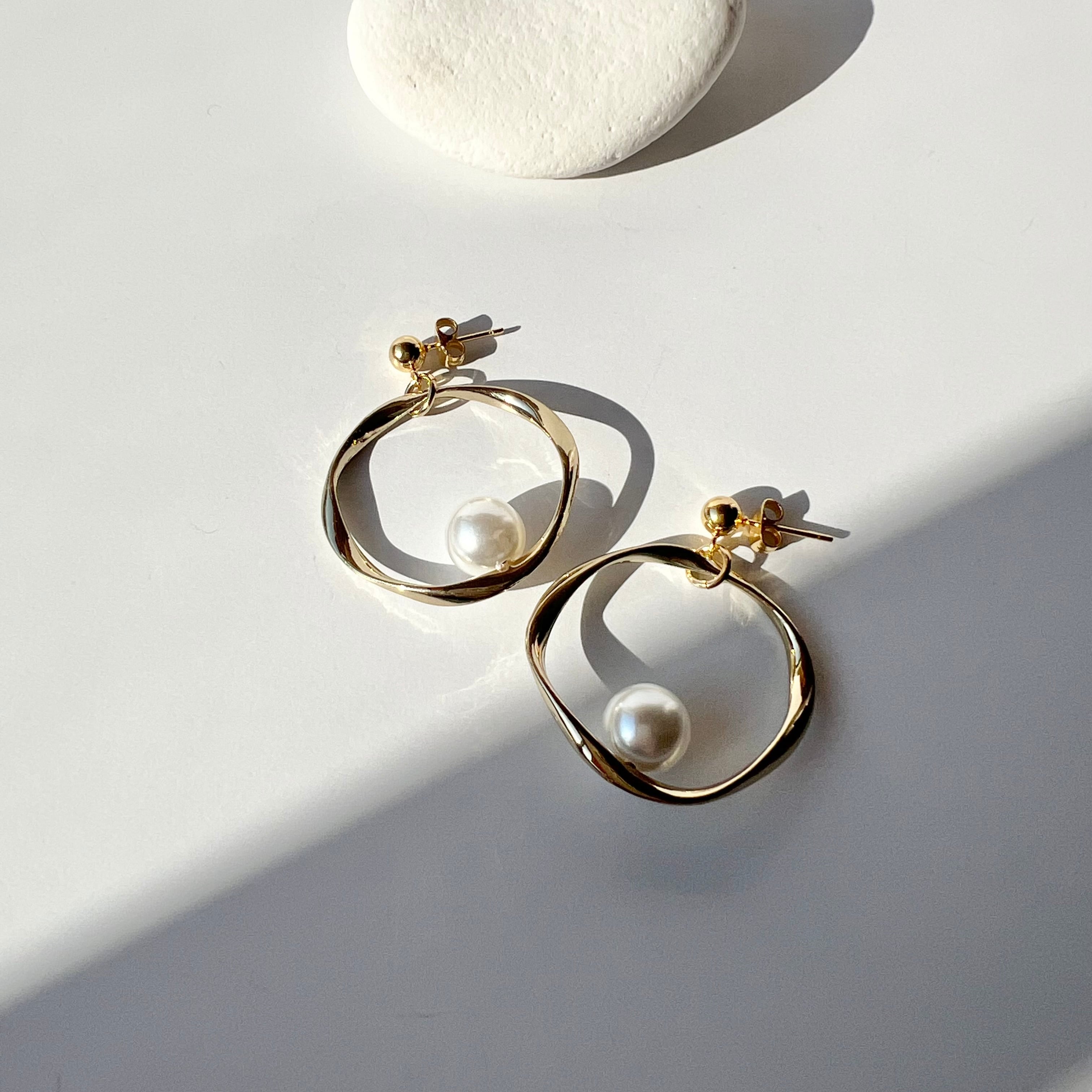 ete | パール ツイスト フープピアス | ピンクゴールド