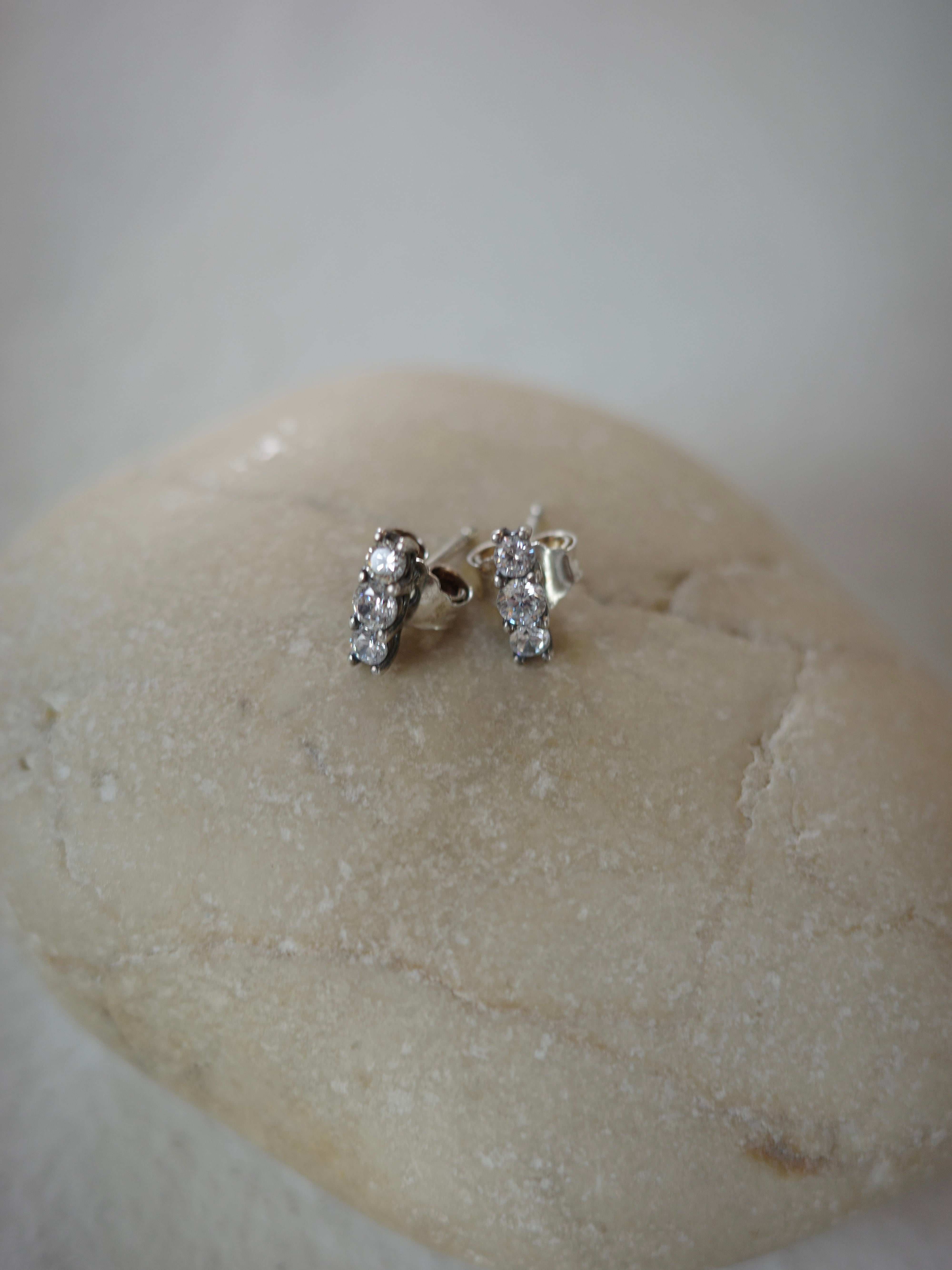 <vintage silver925>three CZ mini pierce