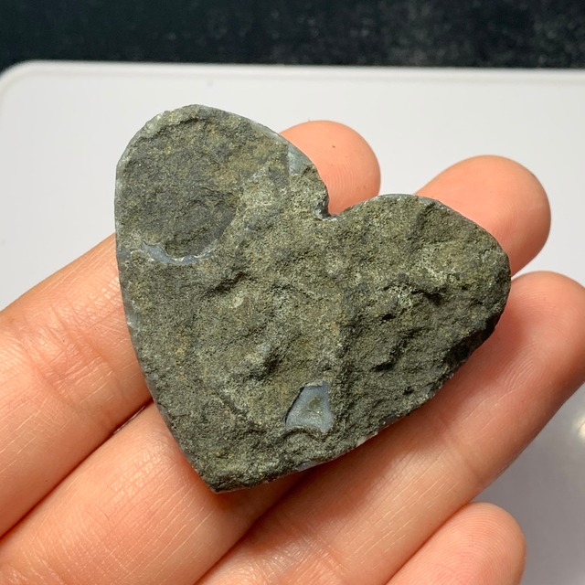 9.変わった色合いハートブラックアメジストクラスター