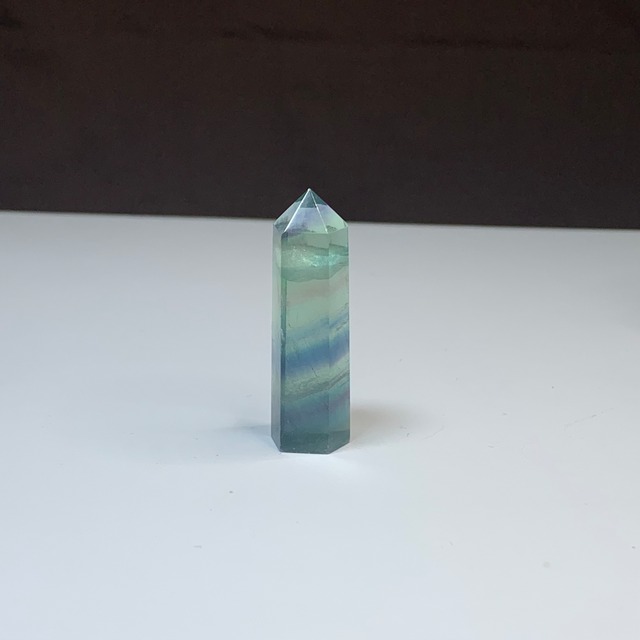 ちょこんと座っている可愛いねこさんの休憩所・フローライトねこ