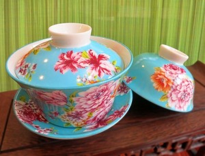 【蓋碗セット（水色基調花柄）】：有名な台湾鶯歌産の水色基調花柄蓋碗とカップのセット