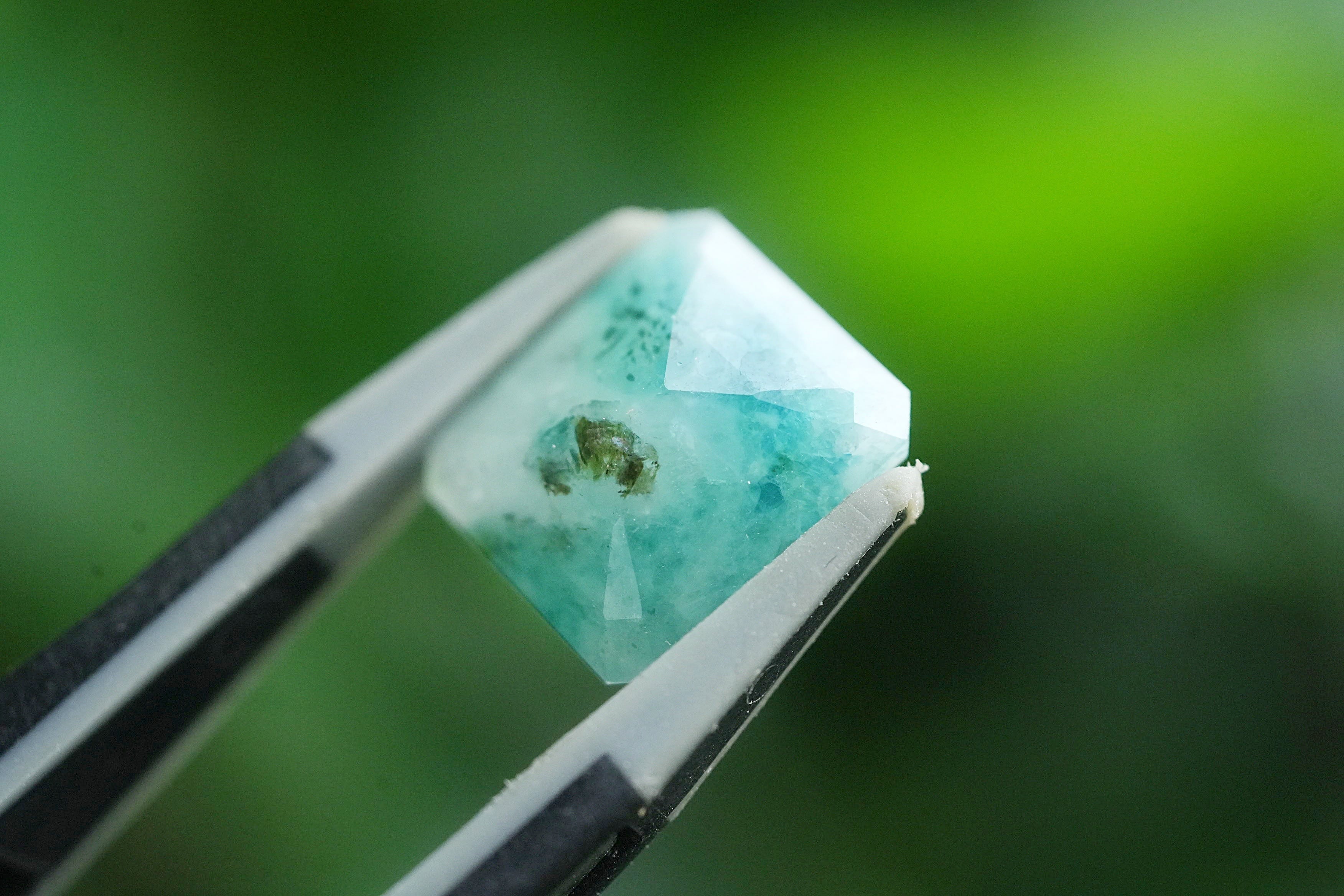 やさしく輝く、半貴石 高品質4.2ct/ グランディディエライト