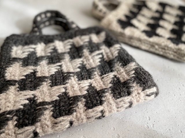 細編みだけで編める模様編み 『 ふわふわウールのミニ バッグ 』　by　doliminue／ドリミーヌ