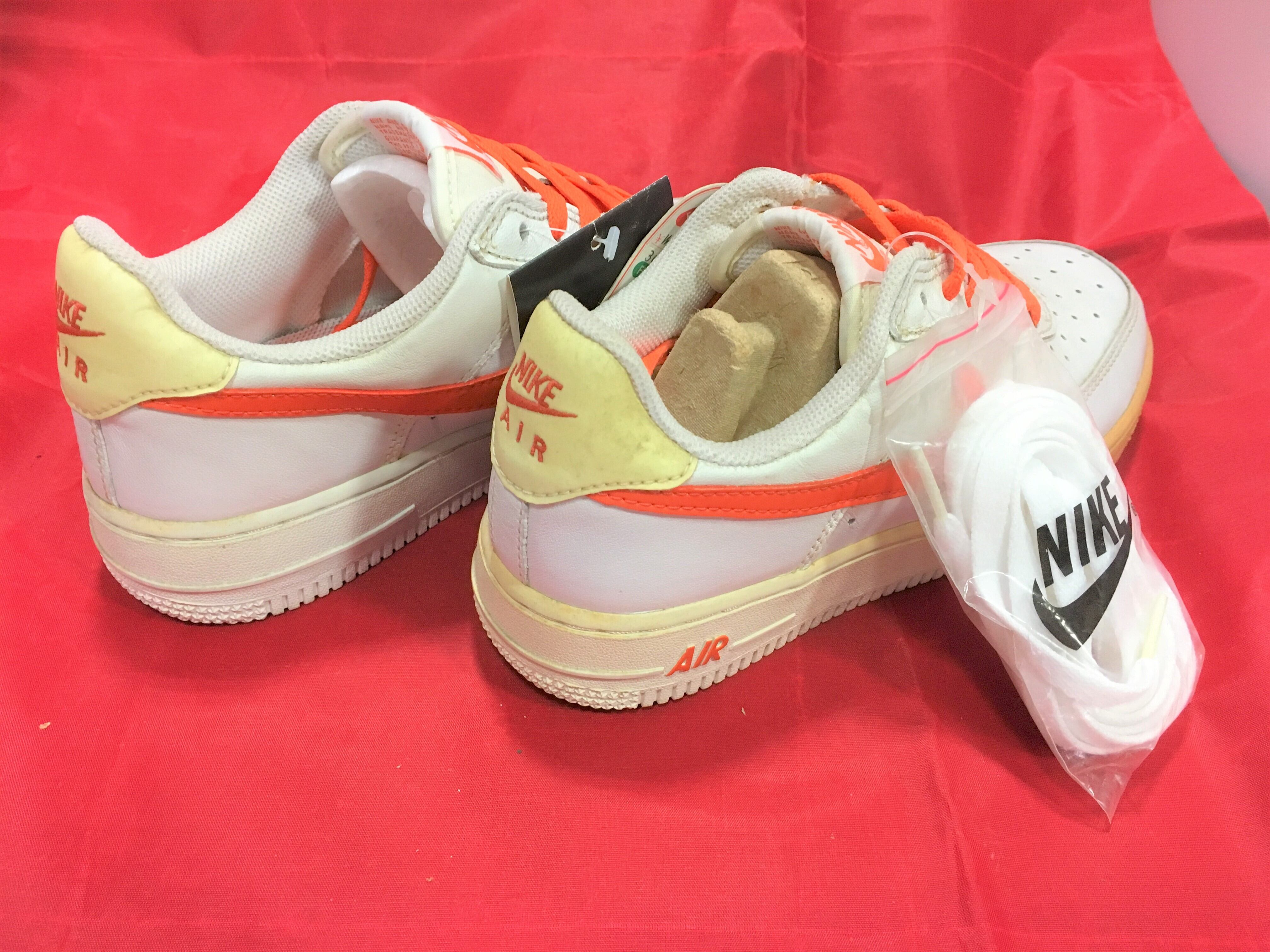 NIKE（ナイキ）AIR FORCE 1（エアーフォース）7 24cm 白/オレンジ ⑤ ...