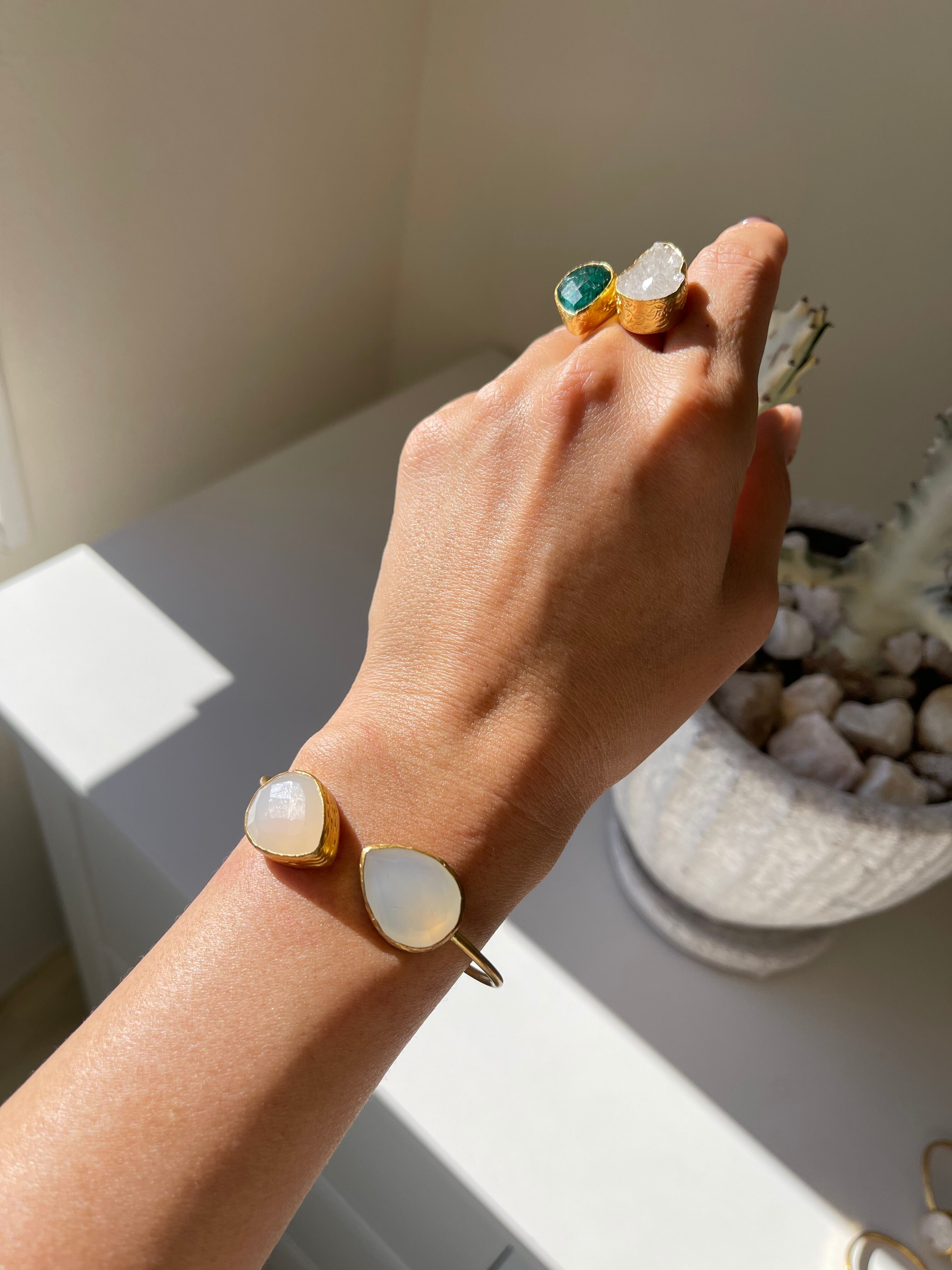 Double white chalcedony bangle/ダブルホワイトカルセドニーバングル