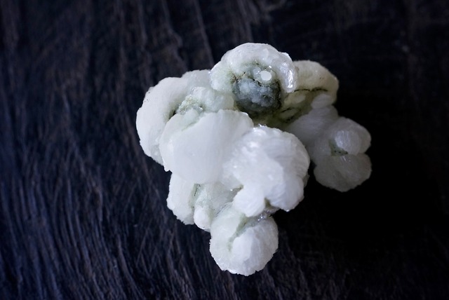 ギロル石/アポフィライト Gyrolite/Apophyllite