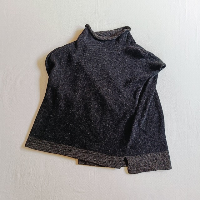 シルクとウールの切り替えベスト　２色（ブラック、ベージュ）