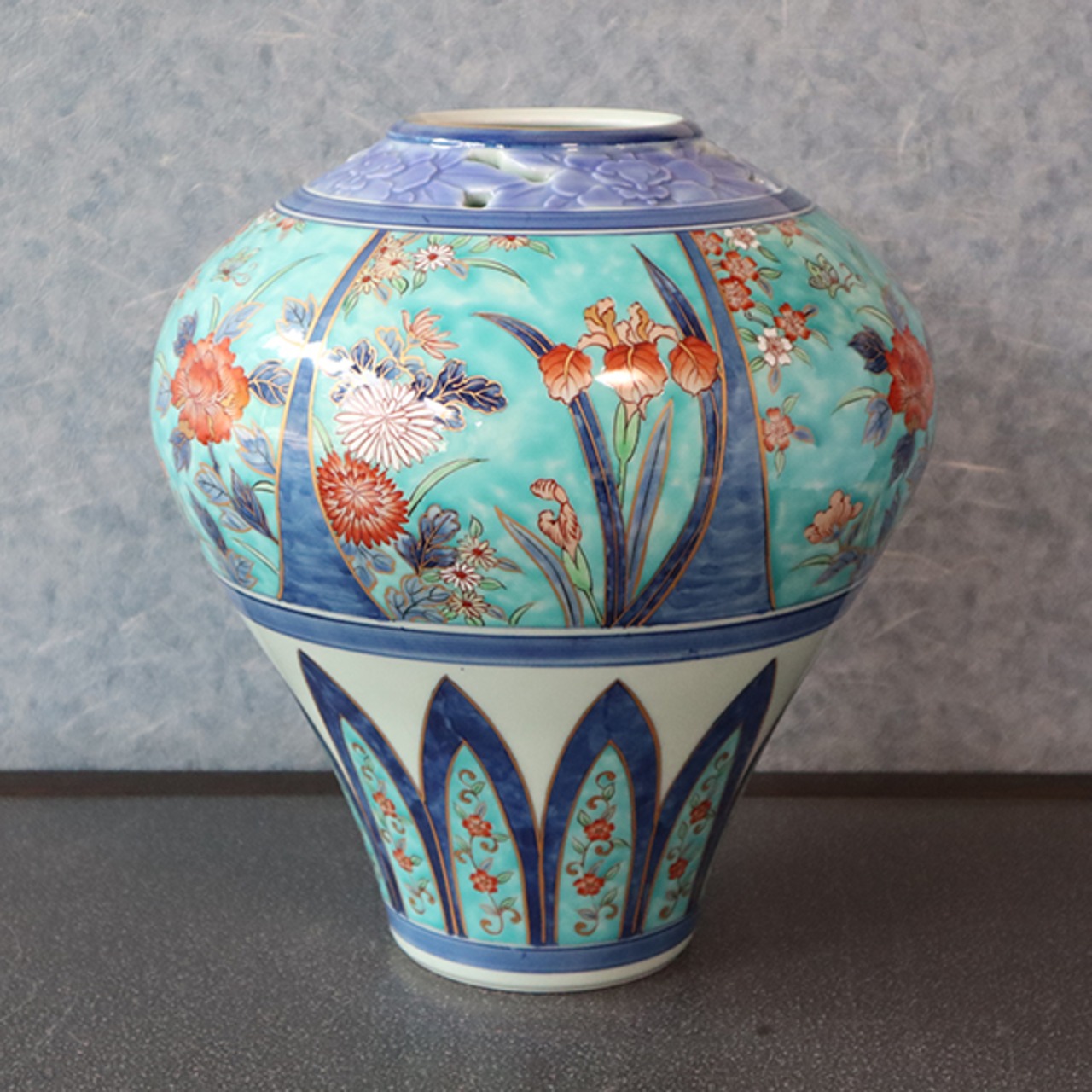 【送料無料】有田焼　10寸あすか型花瓶　グリーンあやめ（木箱付） 18-035