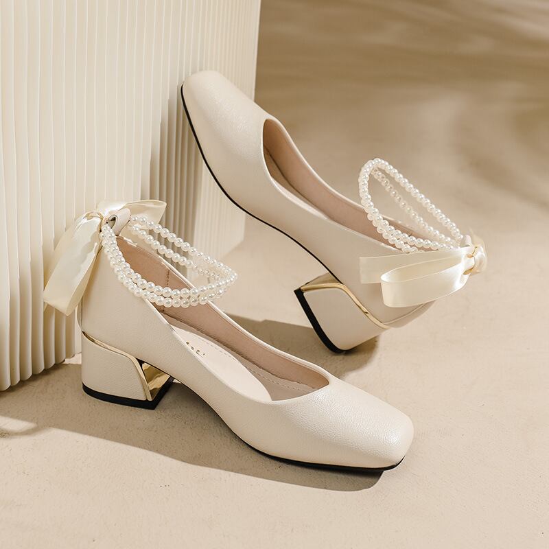 シューズ レディース パンプス 2色 スクエアトゥ フォーマルシューズ ヒール 太ヒール ローヒール ストラップ リボン パール 脚長 かわいい 大人可愛い 上品 エレガント 清楚 フェミニン おしゃれ 綺麗 お嬢様 フォーマル おとな ナチュラル ラブリー キュート ガーリー 送料無料 大人 アプリコット 黒 無地 春 秋 冬 記念日 食事会 冠婚葬祭 OL 通勤 学生 通学 デート お出かけ 女子会 パーティー アート鑑賞 10代 20代 30代 40代 きちんと感 普段使い お呼ばれ 旅行 食事会