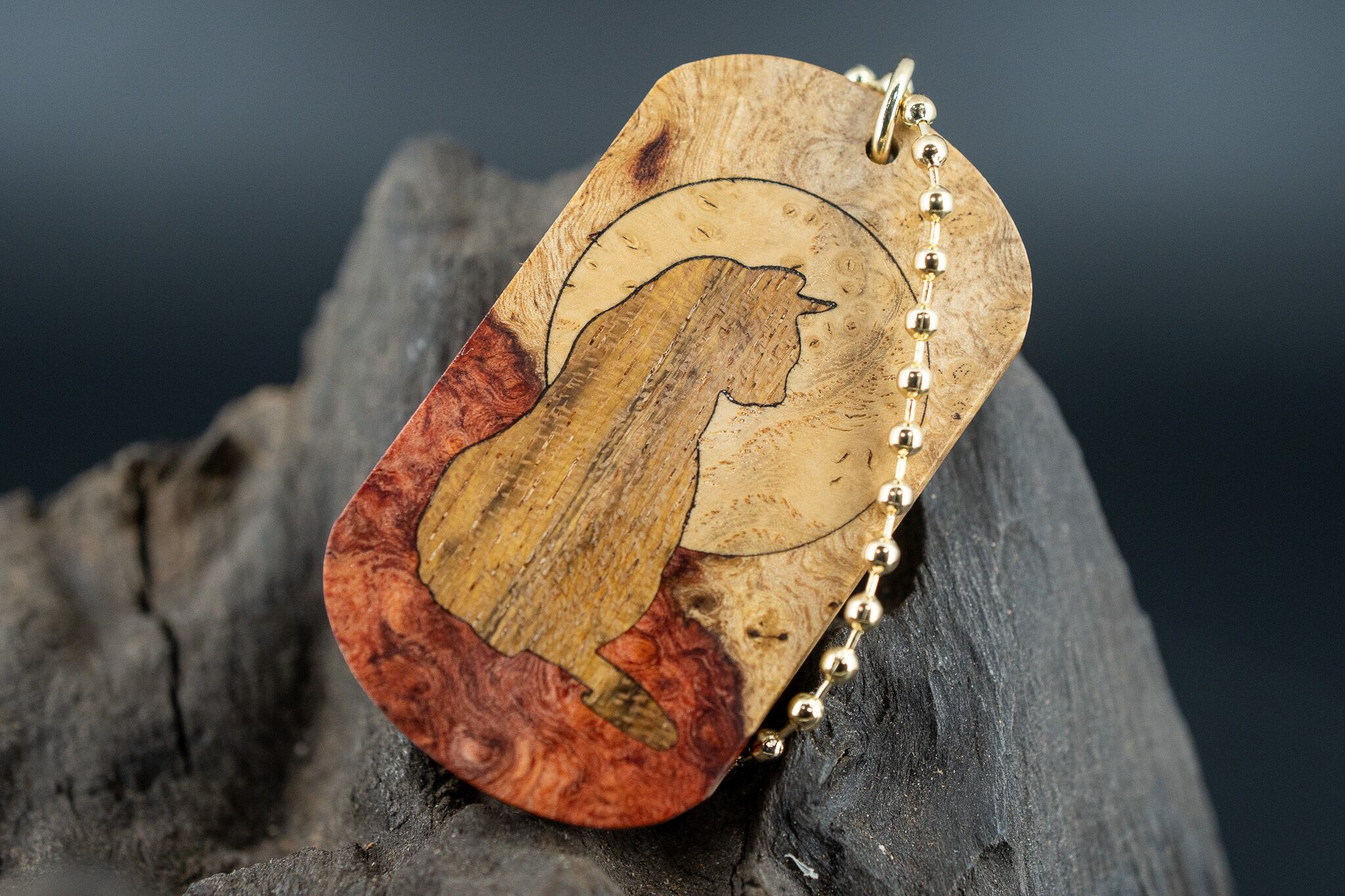 【朱色の銘木】 本花梨瘤 紅白 ドッグタグ 象嵌 横を向く上品な猫