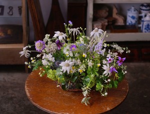 [予約商品 ]Natural flower Arrangement (母の日の贈り物/白と緑を基調としたアレンジ)