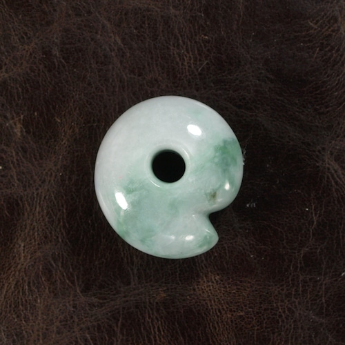 糸魚川翡翠 まがたま まる勾玉  13.5g Green Jadeite Maru-Magatama