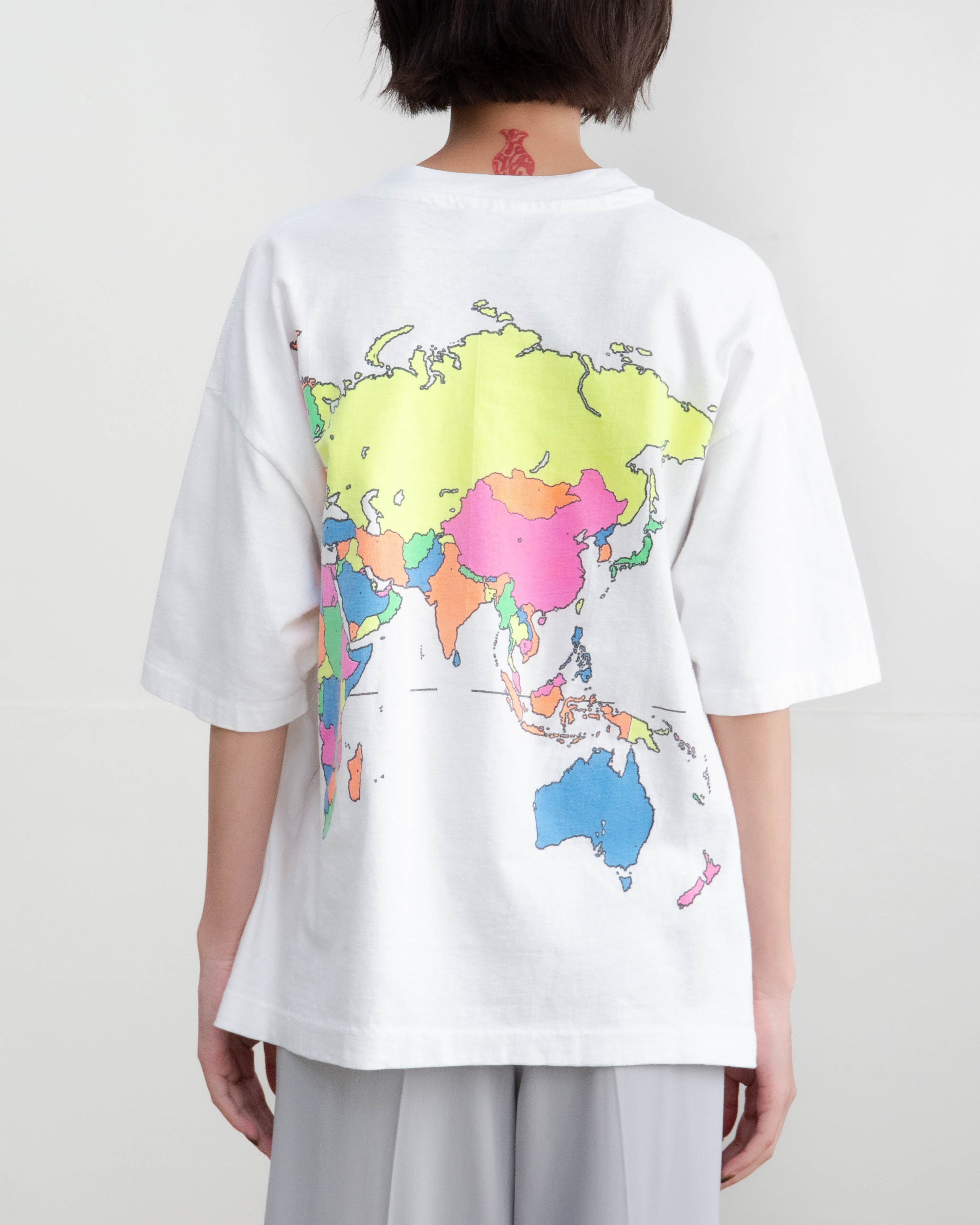 1980s multi-color world map graphic tee | LUIK FINN