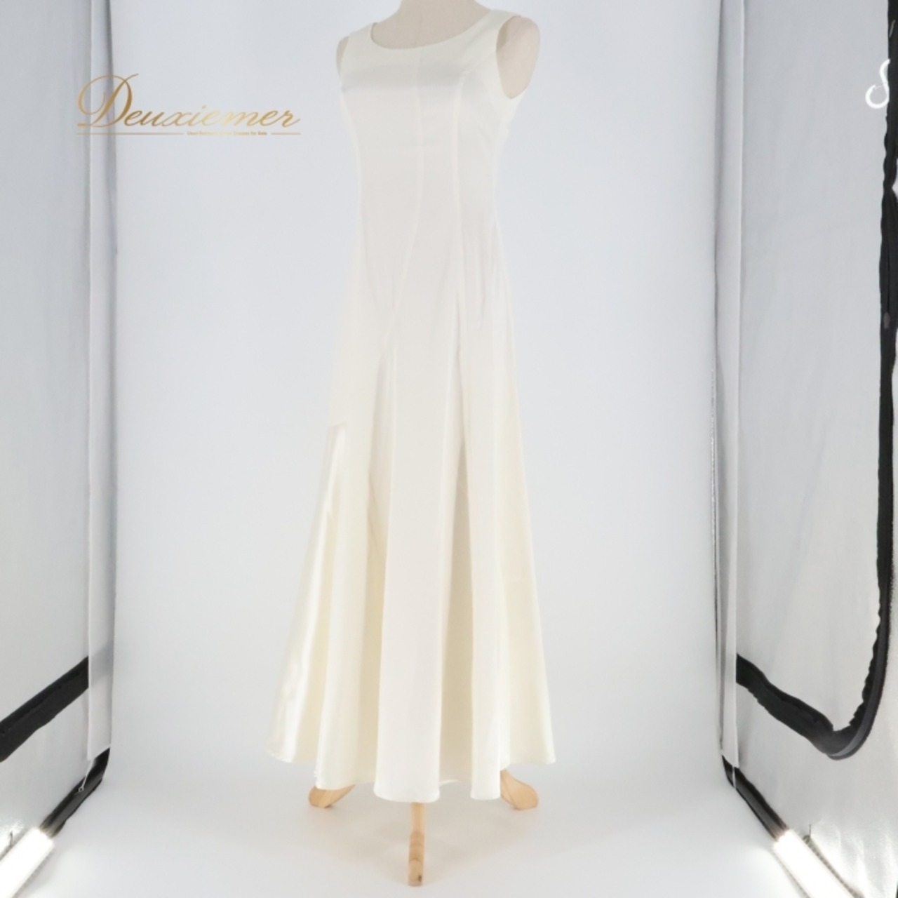 フラダンス 衣装 ワンピース ドレス ブルーヘブンカンパニー ホワイト系 BLUE HEAVEN COMPANY ノースリーブ ワンカラー フレア シンプル 光沢感 無地 かわいい 華やか 明るい 上品 高級感 綺麗 白 ハワイアン アロハ フラ ダンス