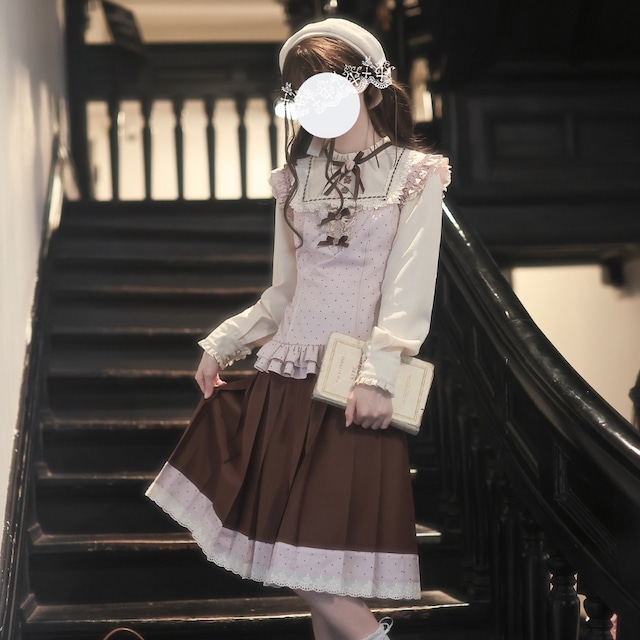 午後の古書室を彩るドットレース クラロリフレアスカート