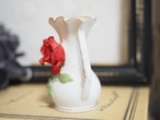 深紅の立体薔薇とマットなゴールドの小さな花瓶 画像4