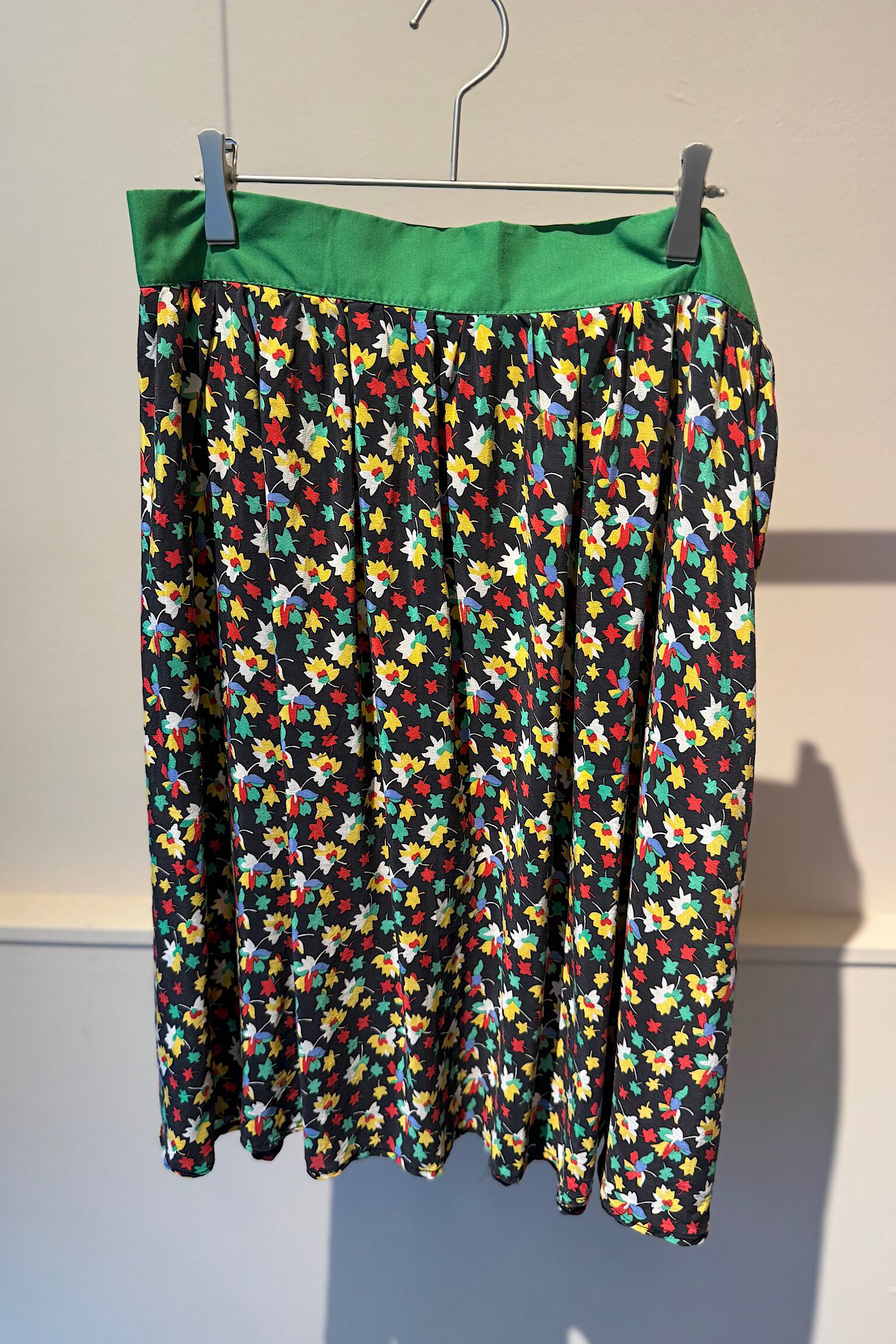 【送料無料】inna グリーンベルトブラックボタニカルスカート