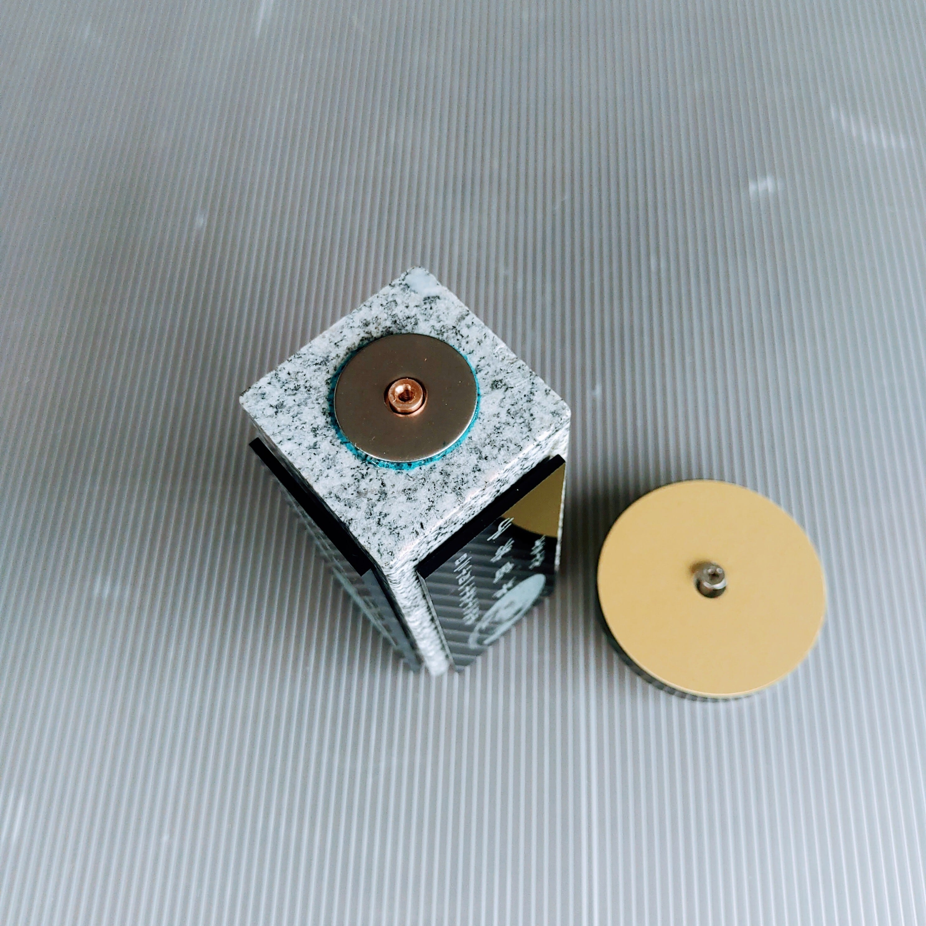 回転位牌　４人用悠想天回　4R50A白　２名様分