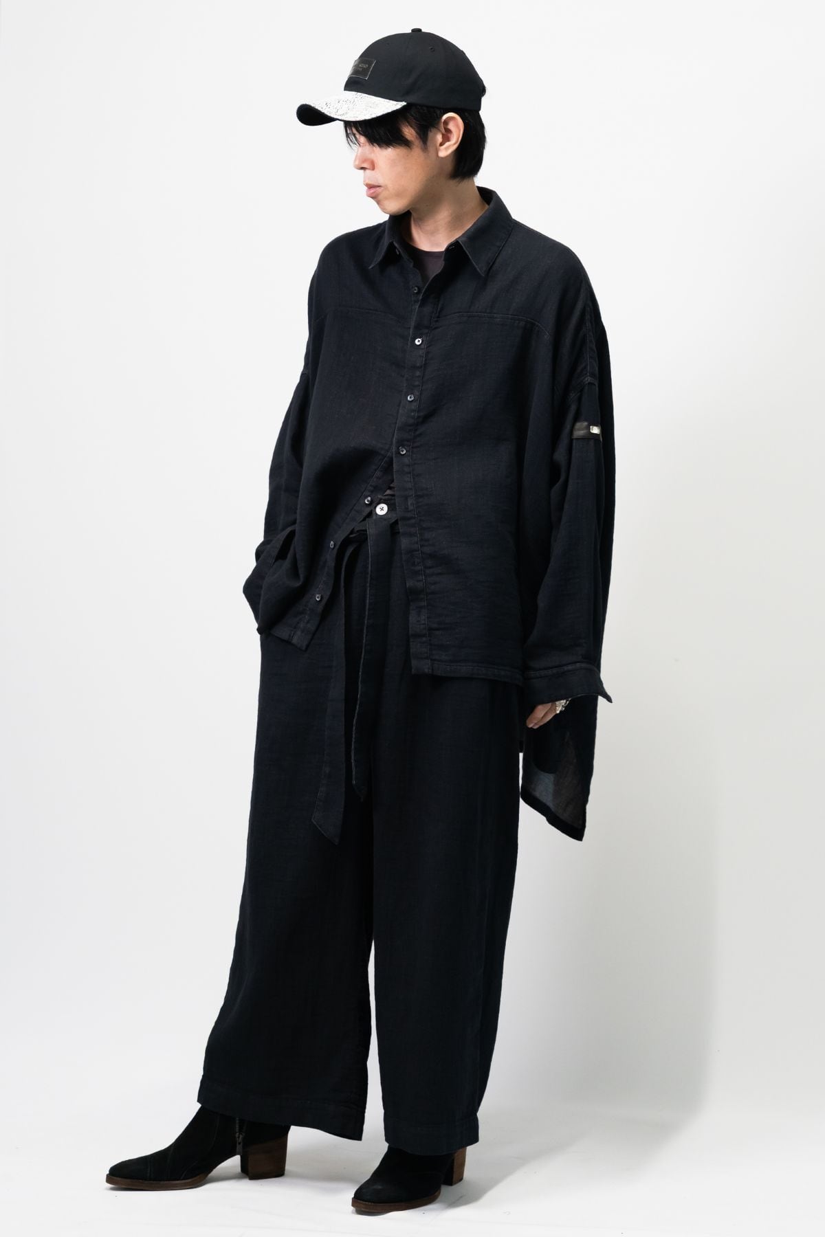 一点物帽子　ツバがジップのブラックデニムキャップ　裏はコットンテープとバンダナ 一点物帽子 ツバがジップのブラックデニムキャップ 裏はコットン