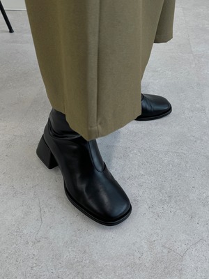 inside curve heel short boots