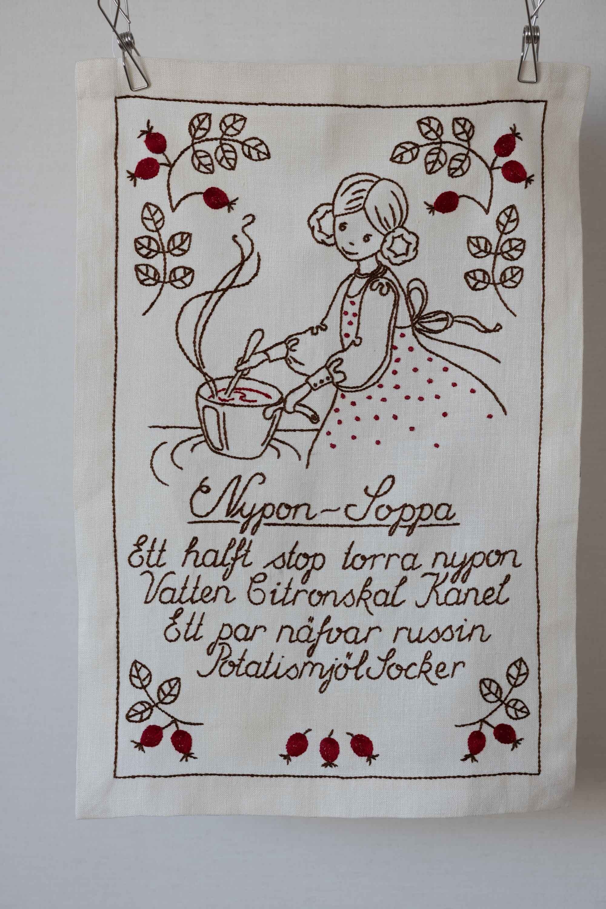 NORDISKA の手仕事キット、完成品です。愛らしい女の子がローズヒップのジャムを作っているのでしょうか。壁飾りや額に入れるのもおススmです!