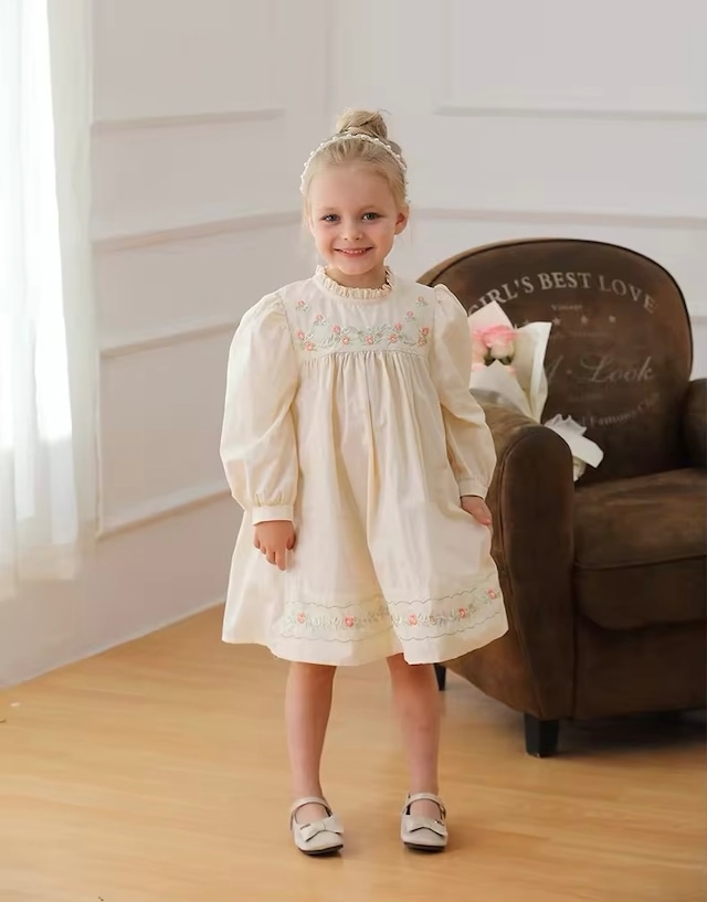 【取寄】パッと明るくなる刺繍たっぷりの淡色フリルワンピース