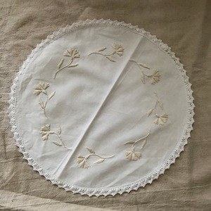 花の刺繍の丸い布