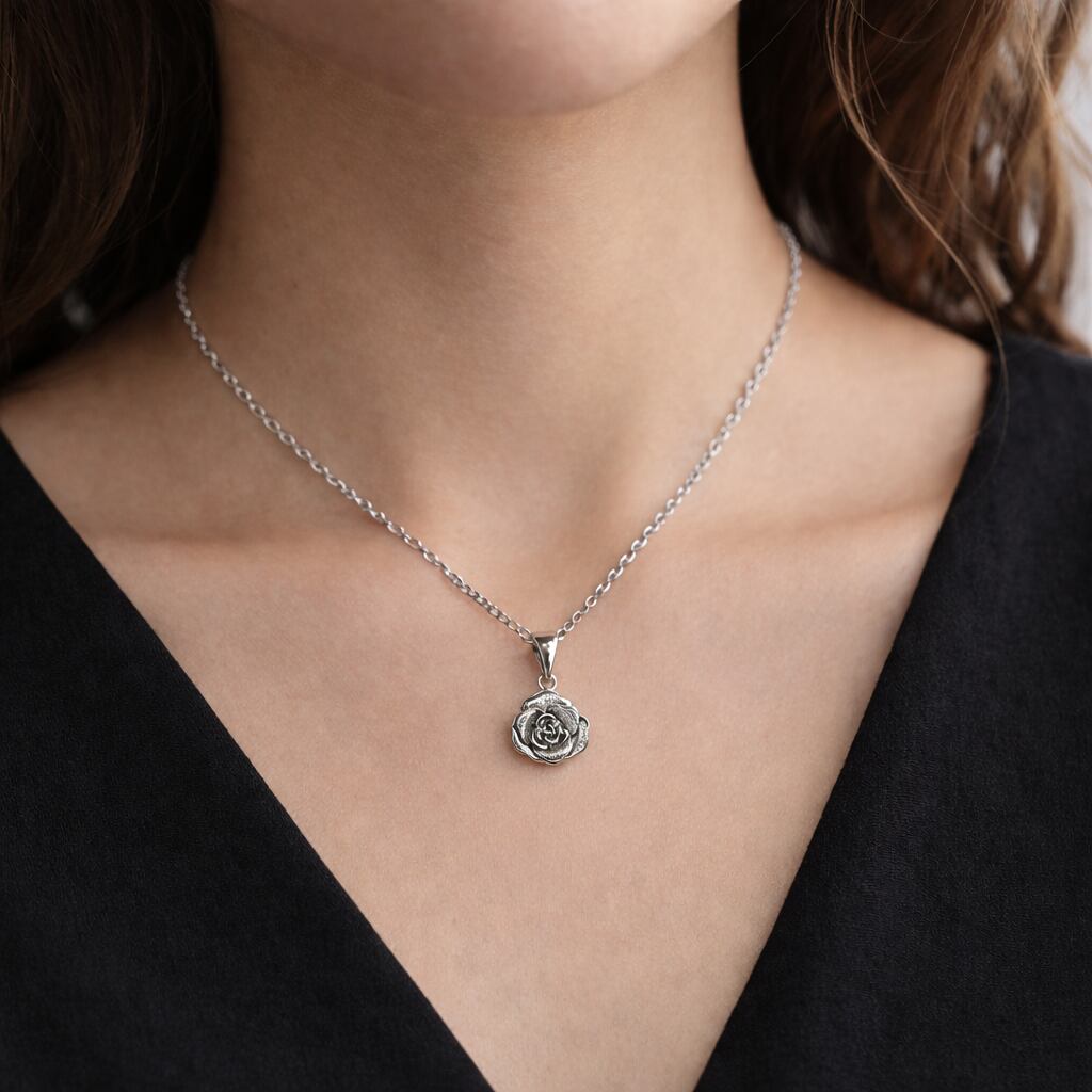 繊細な花びらのローズネックレス|上品で大人のフラワージュエリー