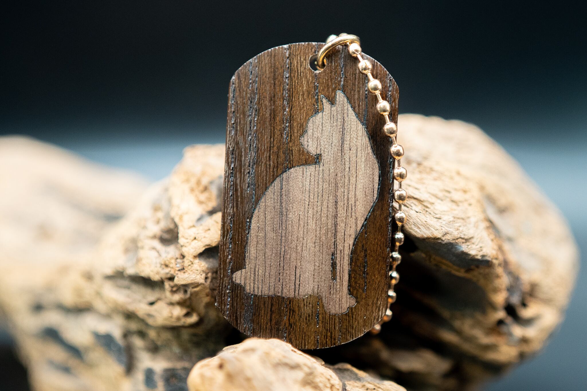 【 地と灰の銘木 】神代ケヤキ ドッグタグ象嵌 優雅に座る猫