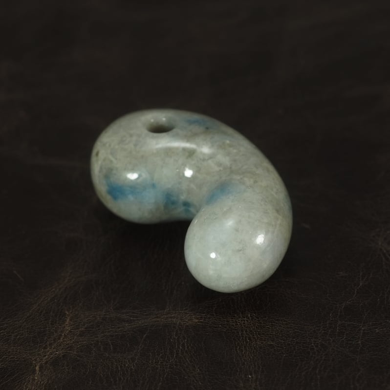 糸魚川翡翠 コン沢 青翡翠 大きめの勾玉 27.3g Itoigawa Blue Jadeite