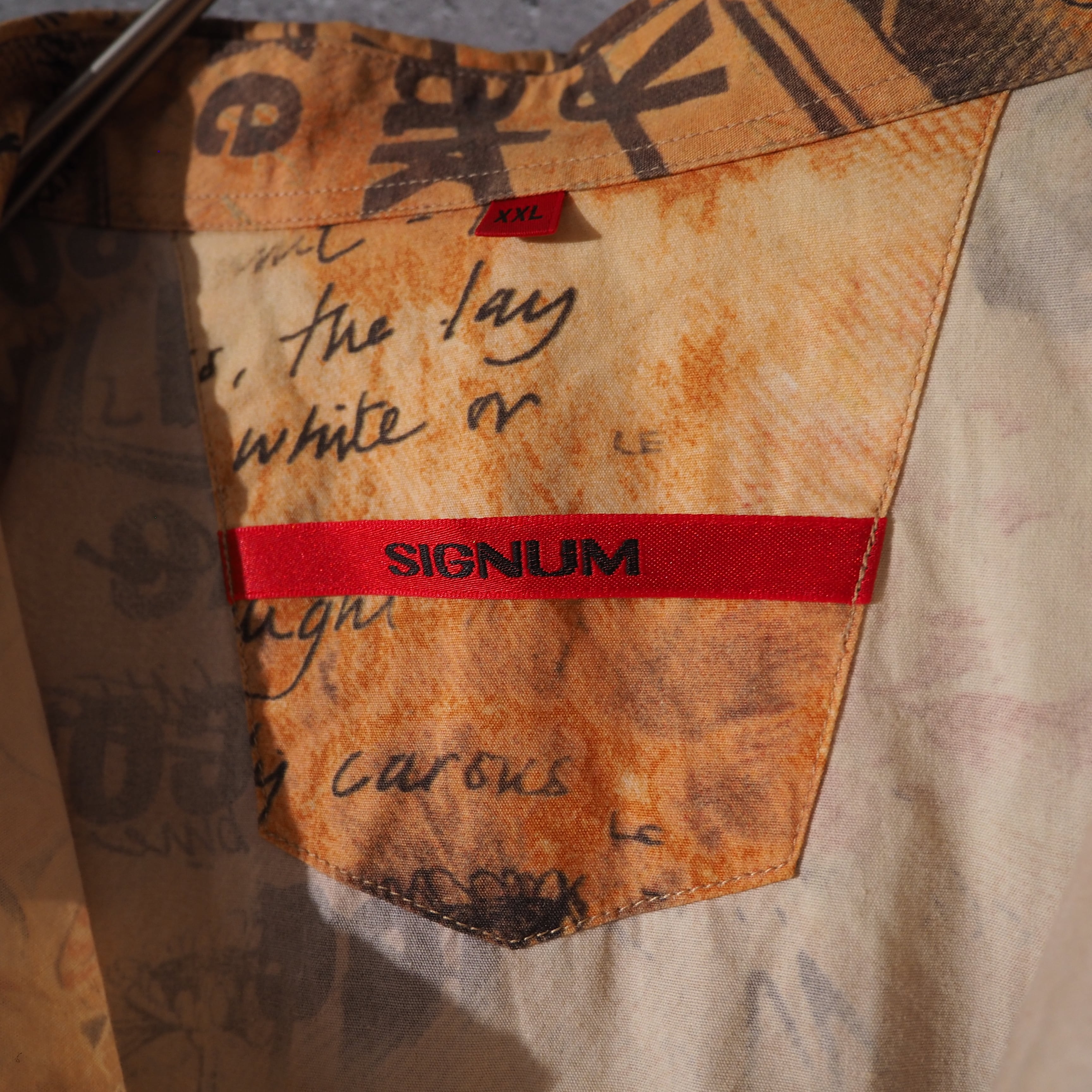 Signum asian taste × alphabet design loose silhouette art shirt