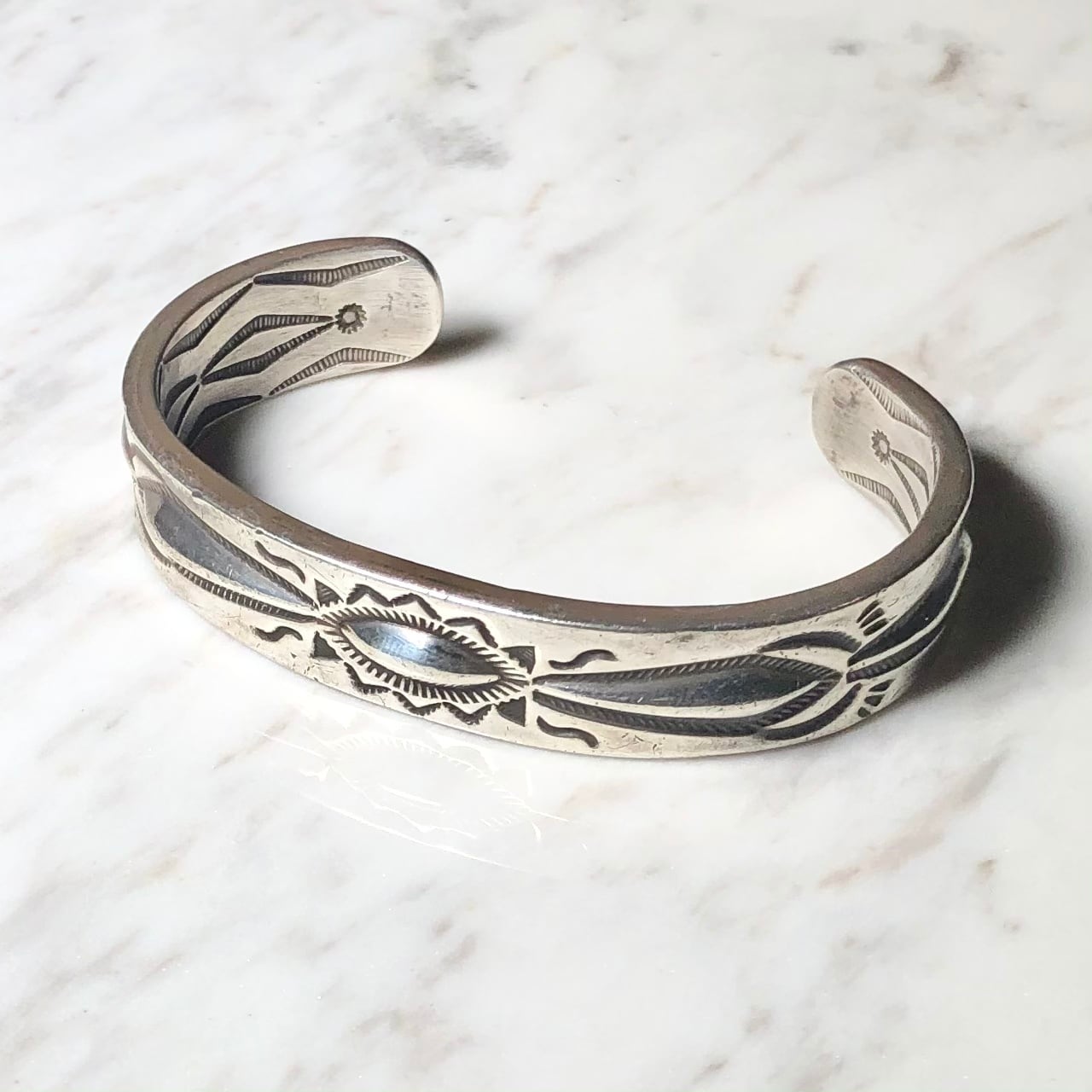 RAY ADAKAI both sides stamped bangle | NOIR ONLINE