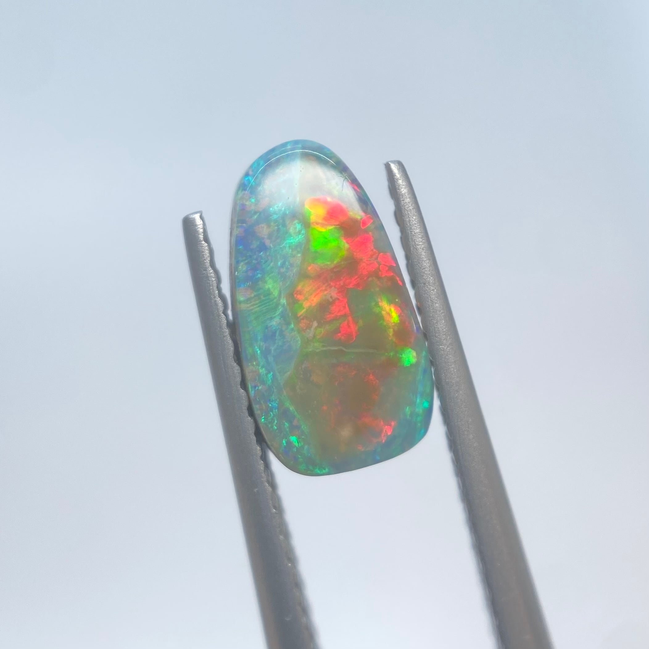 静と動を感じるボルダーオパール