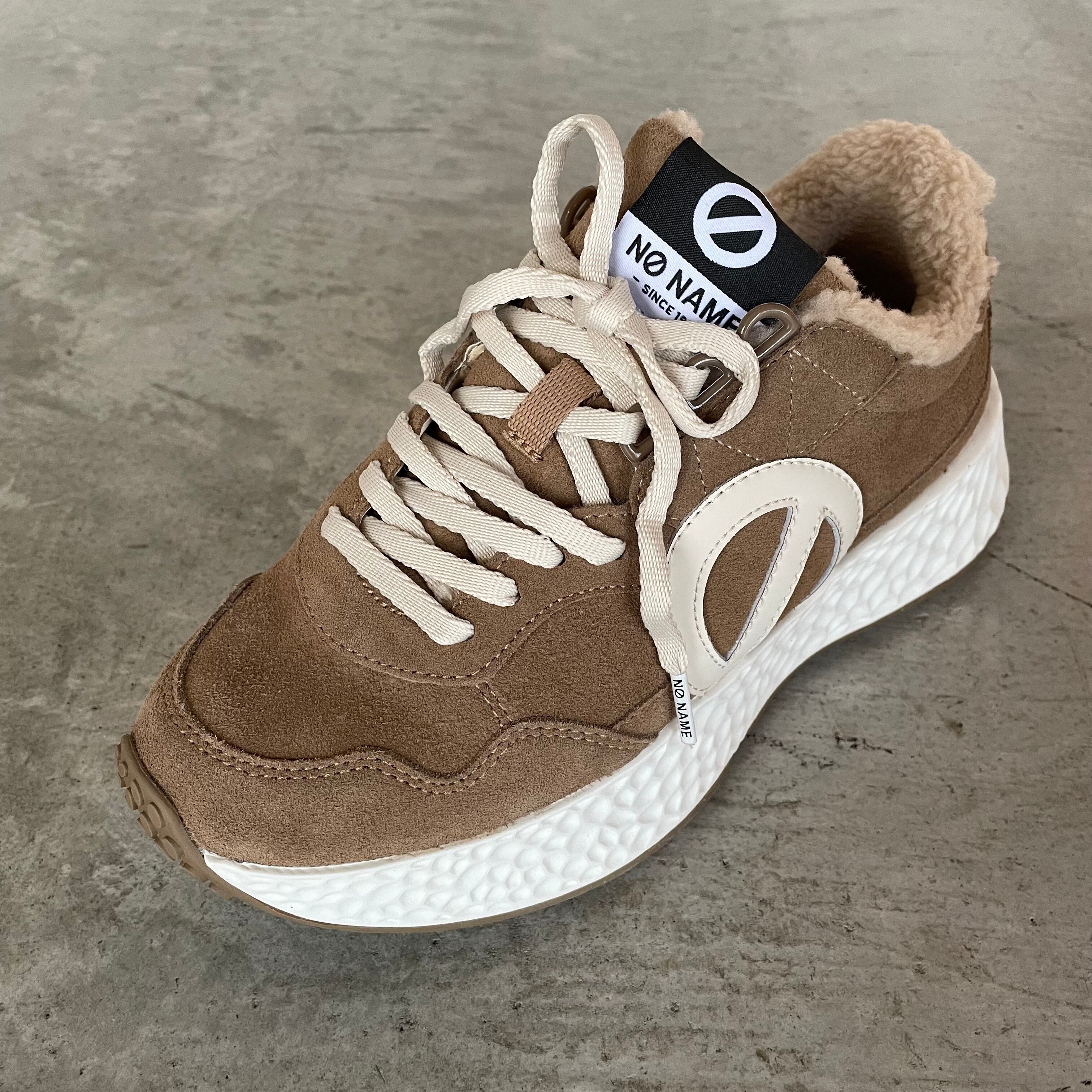 内側のふわもこ素材で寒〜い季節も怖くない♪ ビッグロゴ厚底ソール