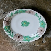 村田菜穂美『楕円リム盛皿 花唐草ピンクのクリスマスローズ』