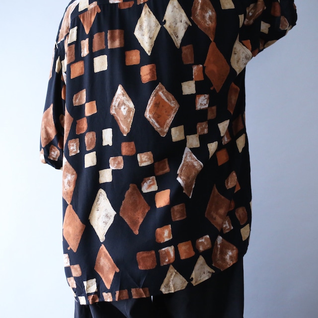 black base modern art pattern loose h/s shirt（made in italy）