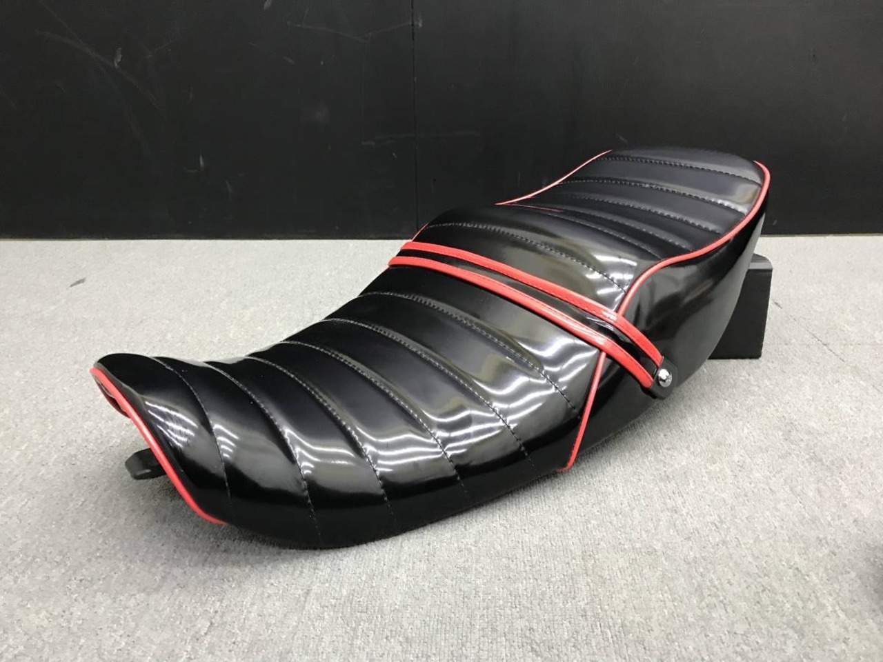 ゼファー400 2型後期 黒赤皮 タックロールシート/C5～C7 ZR400C 