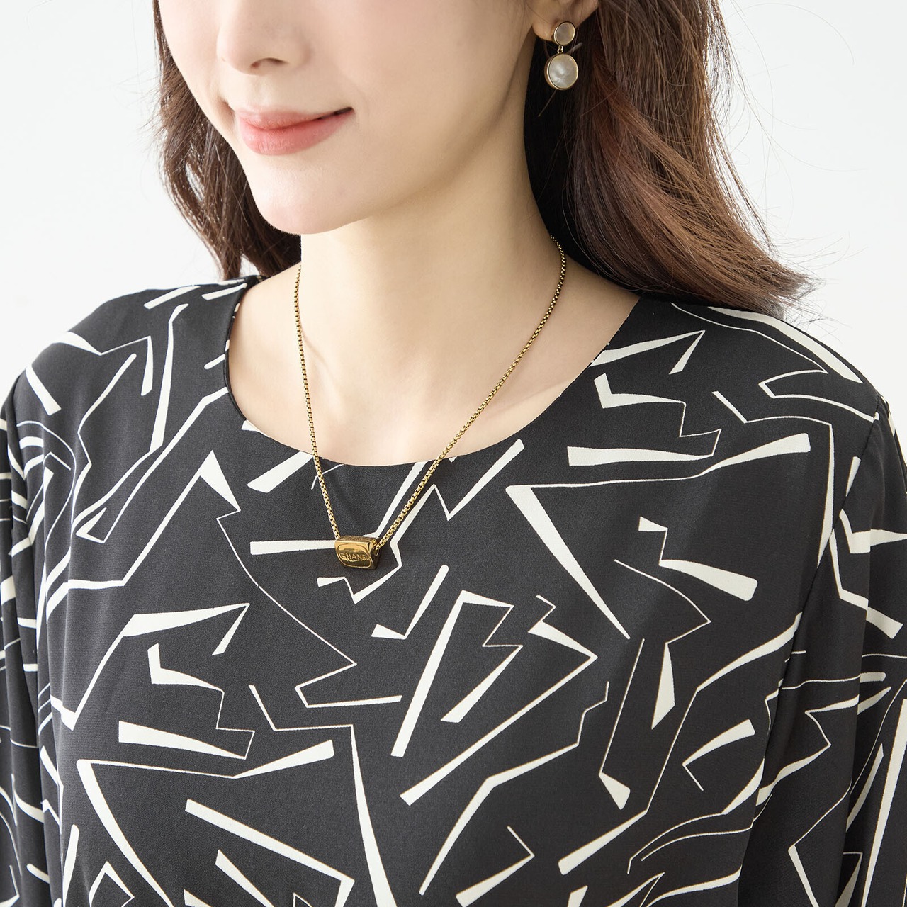 TRUBE モノトーン幾何学模様プリーツワンピース【L~LL】ブラック