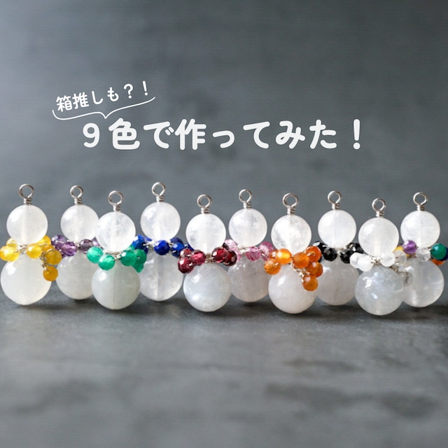「９色のマフラーを巻いた雪だるま」ピアス イヤリング 天然石 誕生石 メンカラ 推し活 樹脂 ノンホール アレルギー対応