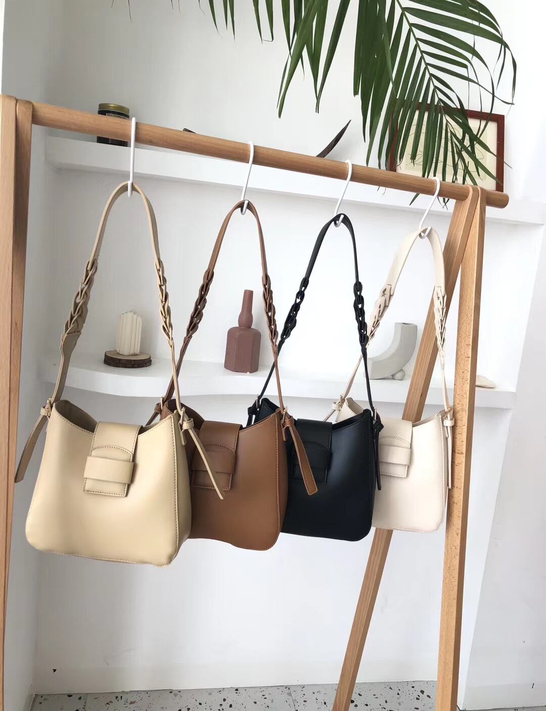 フラップショルダーバッグ