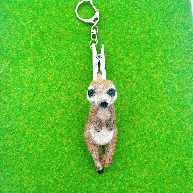 【Y33-41】つままれミーアキャット　羊毛フェルト　キーホルダー