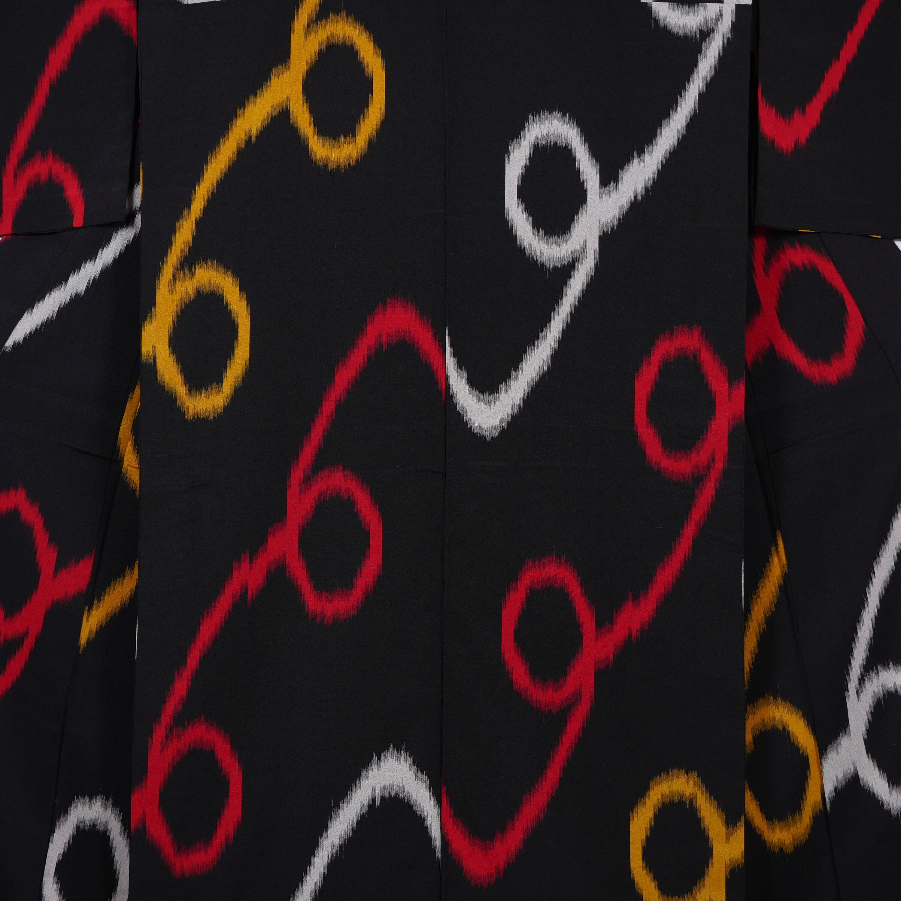 正絹 カラフルな輪柄 御召着物 | Vintage black omeshi kimono with a colorful looped line design